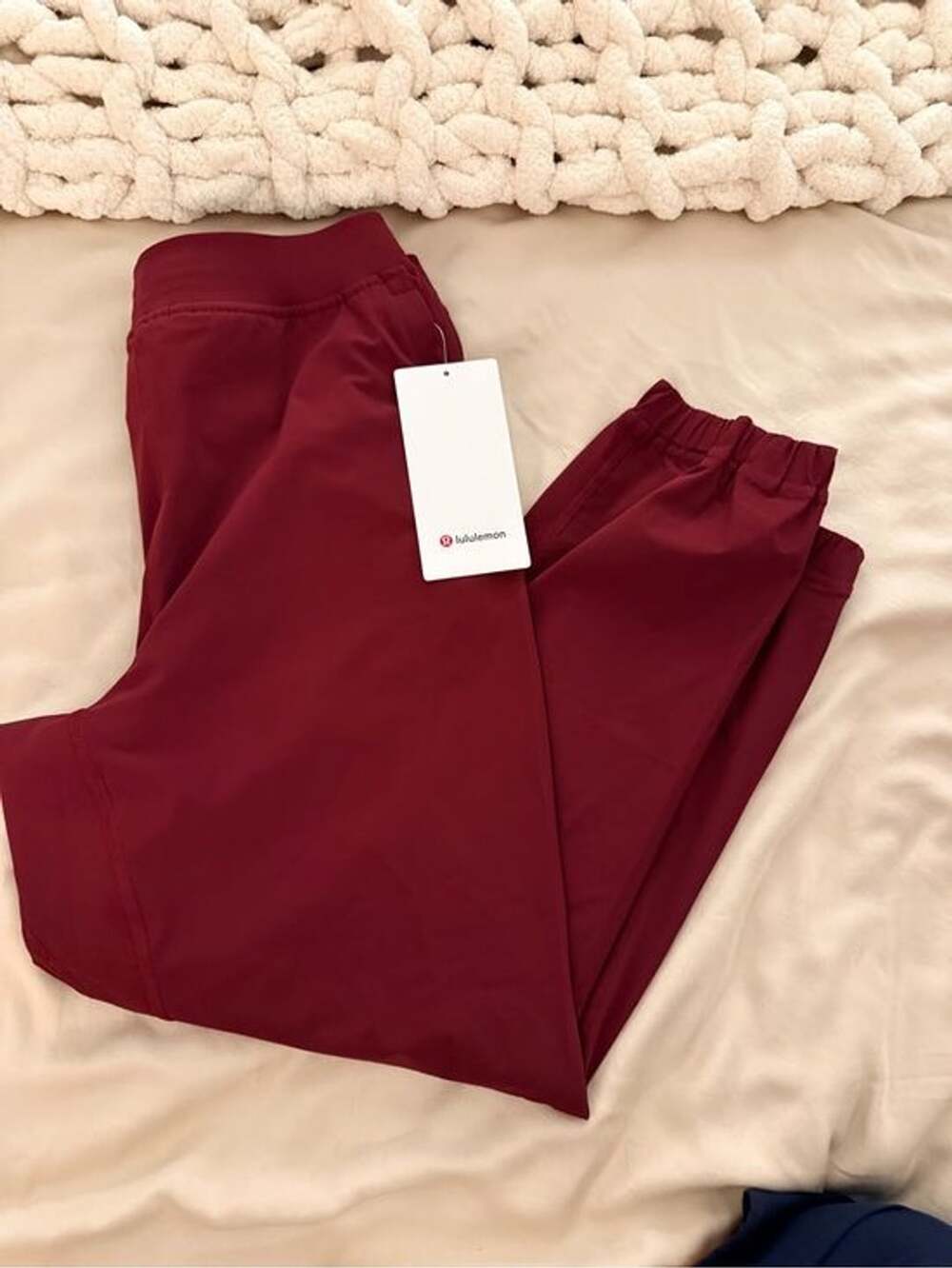 lululemon Adapted State HR Jogger Size 8 short Maroon NWT - Picture 2 of 8